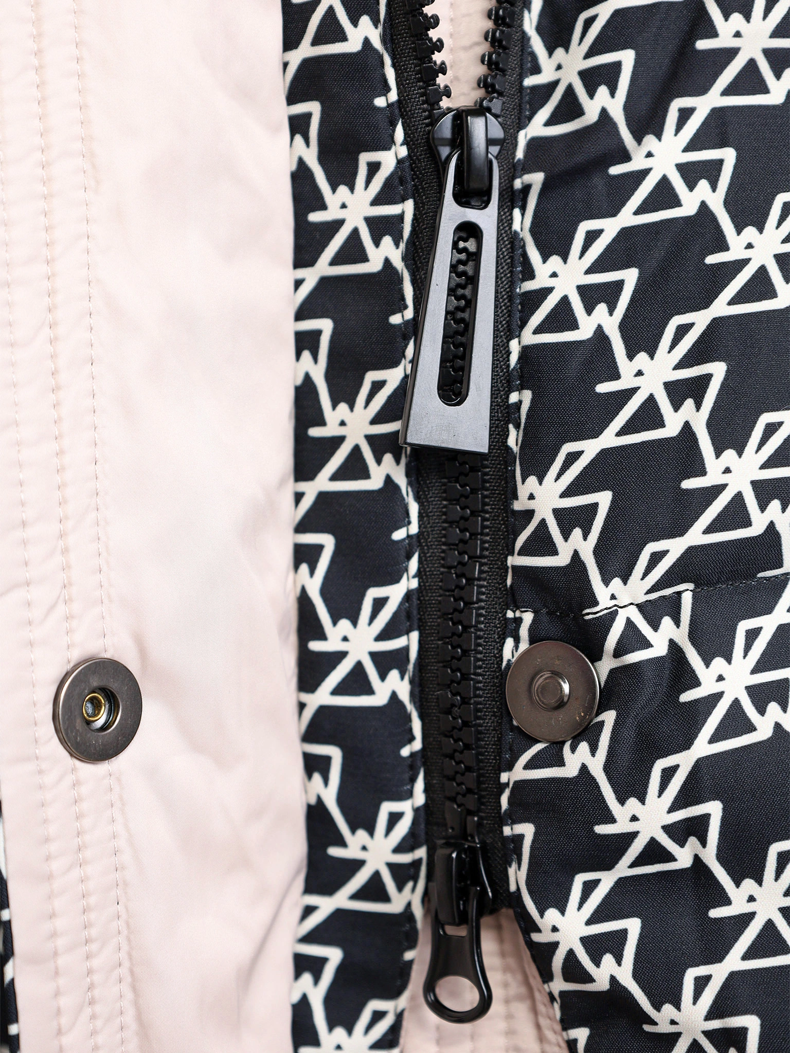 Пуховик черного цвета с капюшоном